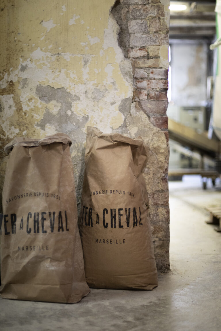 Dva papírové pytle Fer à Cheval v prostoru továrny na mýdlo